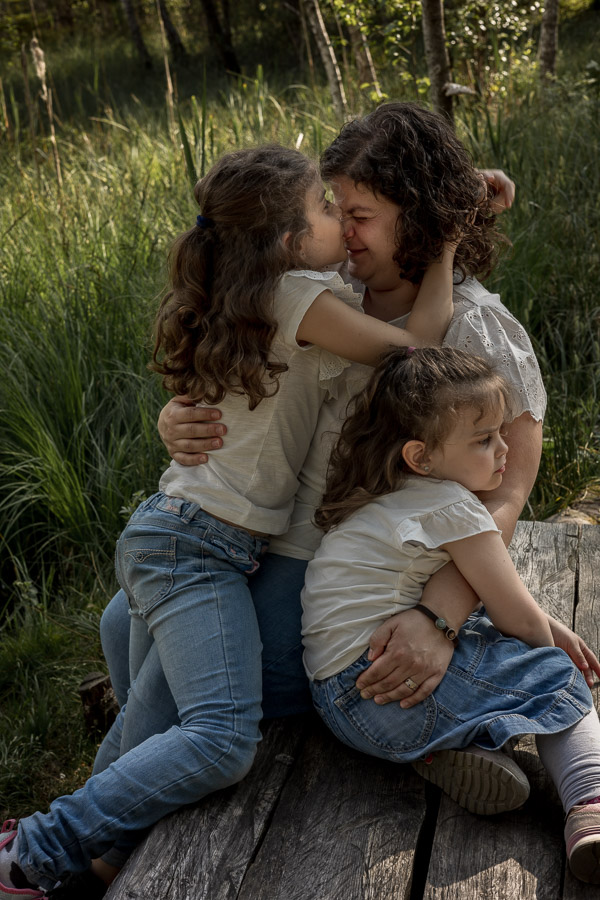 Familien-Fototag. Mutter mit Töchter im Wald