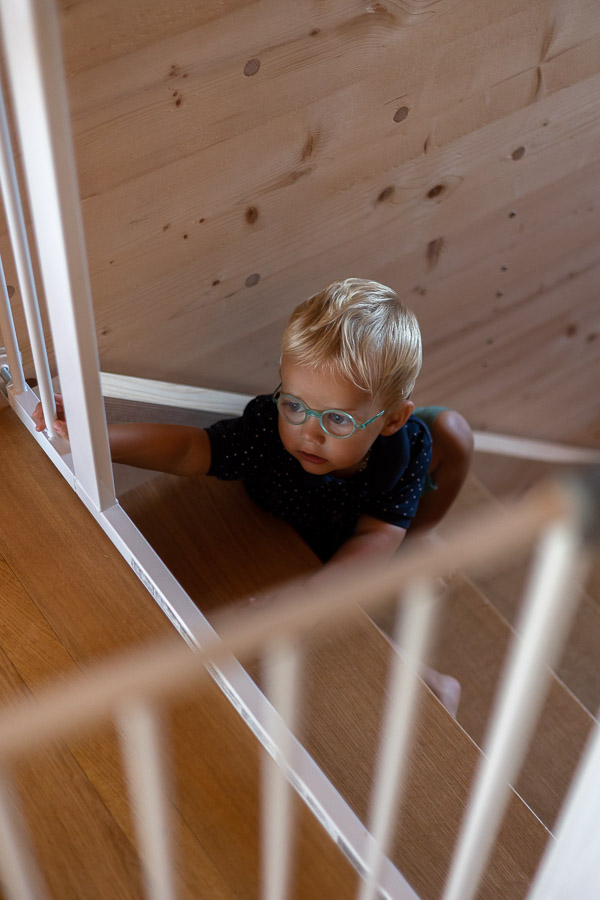 Kind steigt die Treppe hinab.