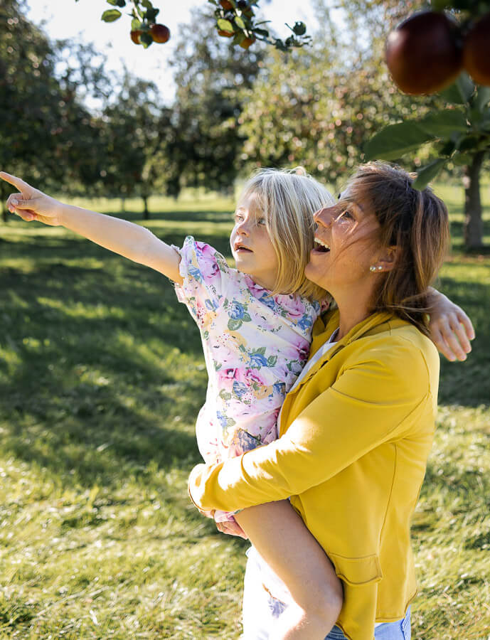 Familien- Fototag. Mutter mit Tochter auf dem Arm