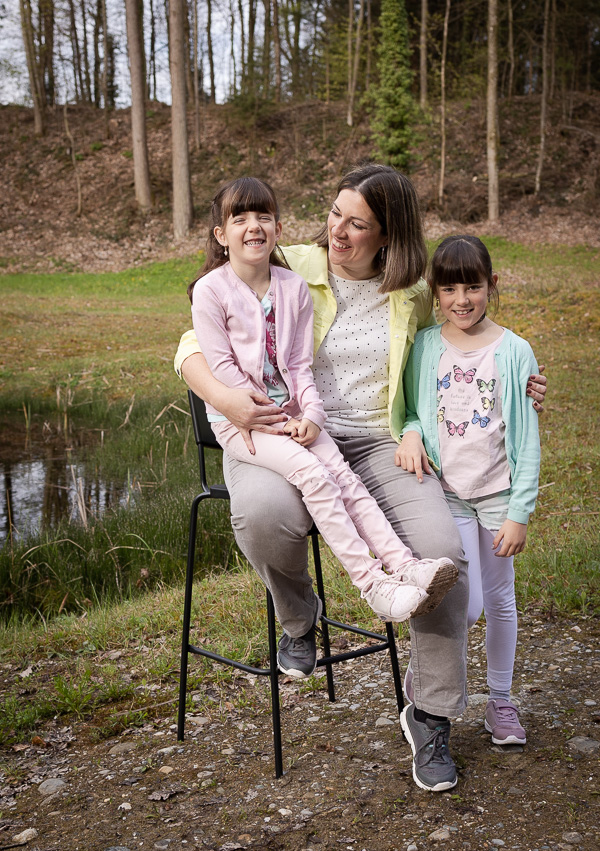 Mutter mit zwei Töchtern beim lachen im Park Familienshooting, Familienfotografie