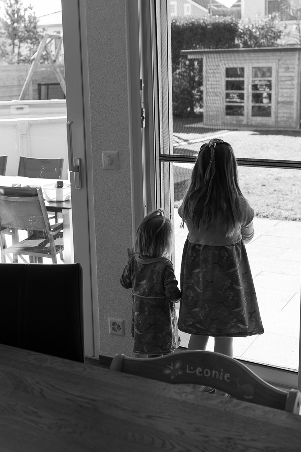 Zwei Mädchenschauen aus dem Fenster