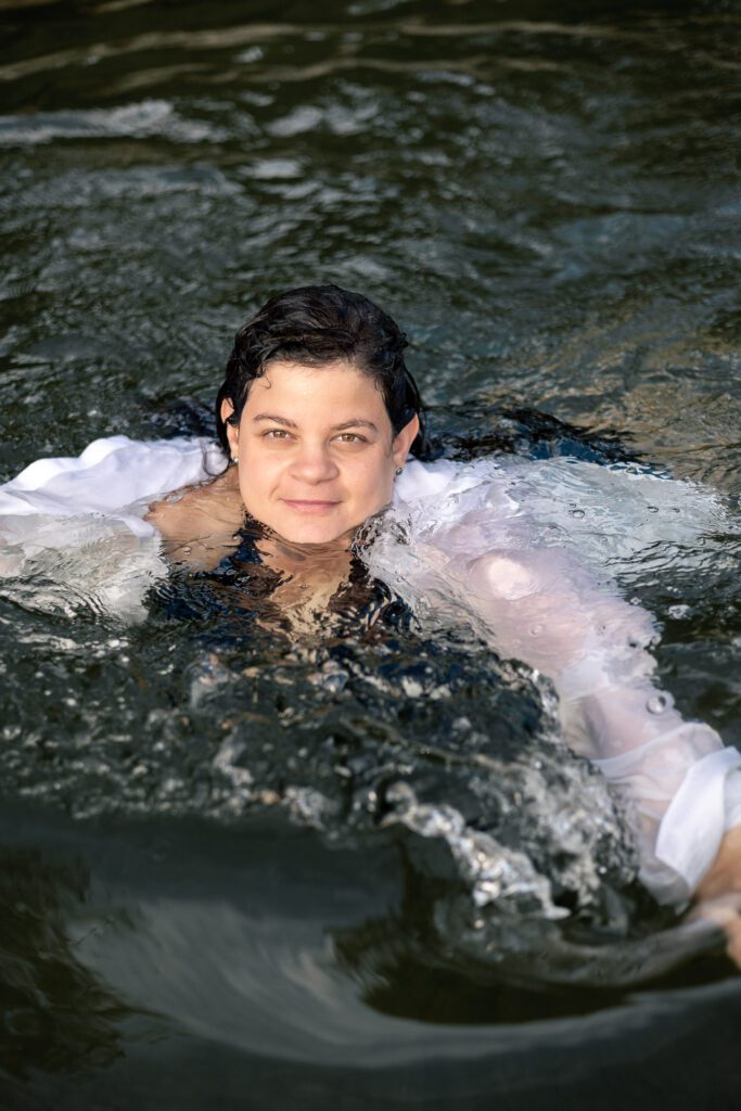 Frau schwimmend im wasser; Frauenfotografie