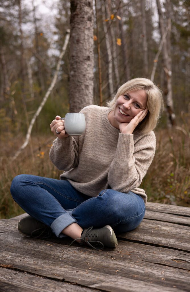 Frau Im Herbst mit einer Tasse Tee